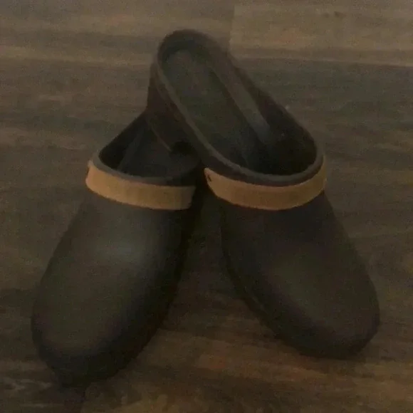 CROCS Women's Sarah Suede Buckle Slip on Mules Clogs heels Brown Women … - Picture 10 of 10